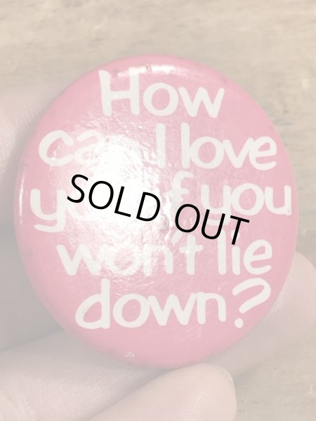 80年代頃のHow Can I Love You If You Won't Lie Down?のメッセージが書かれたヴィンテージの缶バッチ