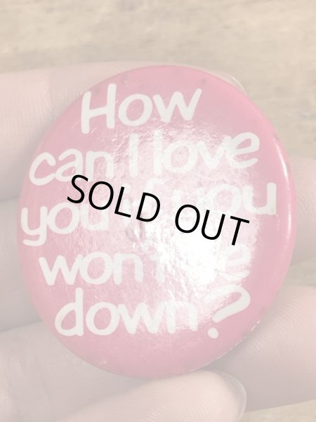 80'sのHow Can I Love You If You Won't Lie Down?のメッセージが書かれたビンテージの缶バッジ