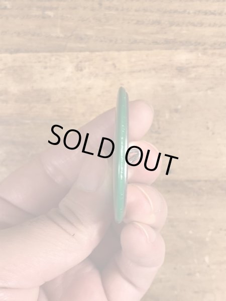 80年代頃のHe Knows When You're On Drugs.のメッセージが書かれたビンテージの缶バッジ