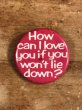 80年代頃のHow Can I Love You If You Won't Lie Down?のメッセージが書かれたヴィンテージの缶バッチ