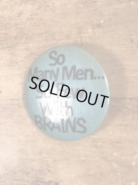 80'sのSo Many Men...So Few With Brainsのメッセージが書かれたビンテージの缶バッジ