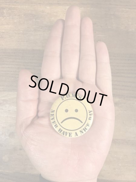 70年代頃のNever Have A Nice Dayのメッセージが書かれたビンテージの缶バッジ