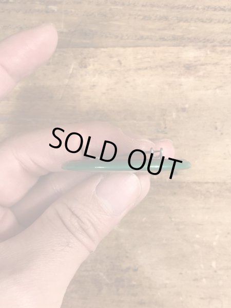 80'sのHe Knows When You're On Drugs.のメッセージが書かれたヴィンテージの缶バッチ