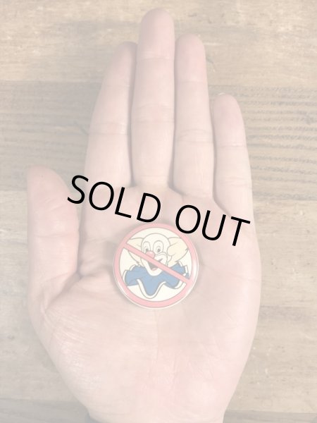 80年代頃のボゾクラウン禁止が描かれたビンテージの缶バッジ