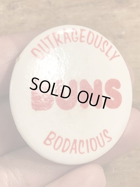 80年代頃のOutrageously Buns Bodaciousのメッセージが書かれたヴィンテージの缶バッチ