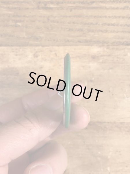 80年代頃のHe Knows When You're On Drugs.のメッセージが書かれたビンテージの缶バッジ