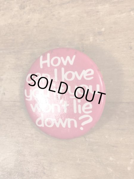 80'sのHow Can I Love You If You Won't Lie Down?のメッセージが書かれたビンテージの缶バッジ