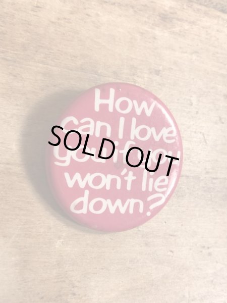 80年代頃のHow Can I Love You If You Won't Lie Down?のメッセージが書かれたヴィンテージの缶バッチ