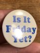 80年代頃のIs It Friday Yet?のメッセージが書かれたビンテージの缶バッジ