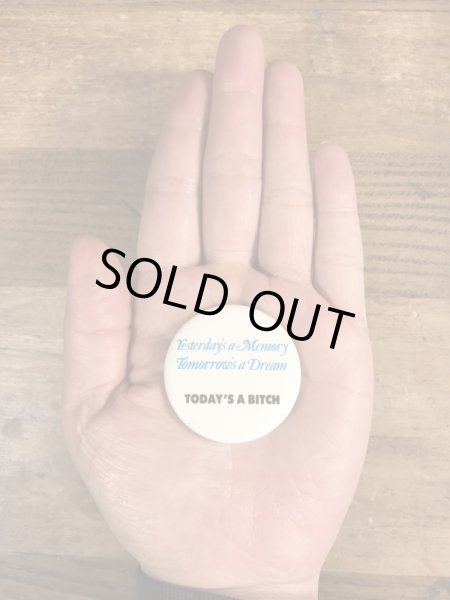 80年代頃のToday's A Bitchのメッセージが書かれたヴィンテージの缶バッチ