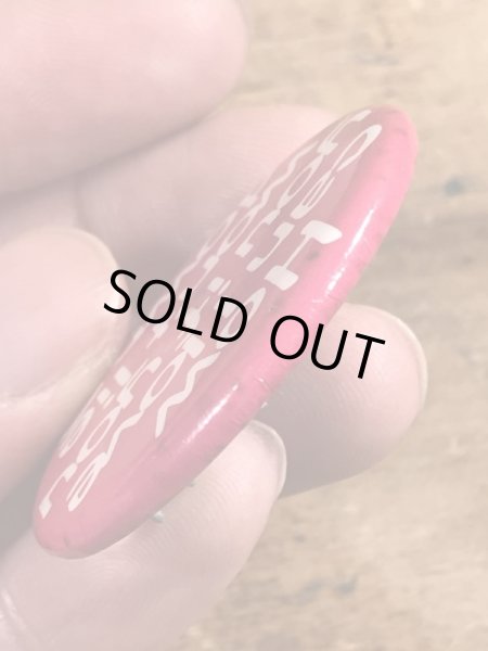 80年代頃のHow Can I Love You If You Won't Lie Down?のメッセージが書かれたヴィンテージの缶バッチ