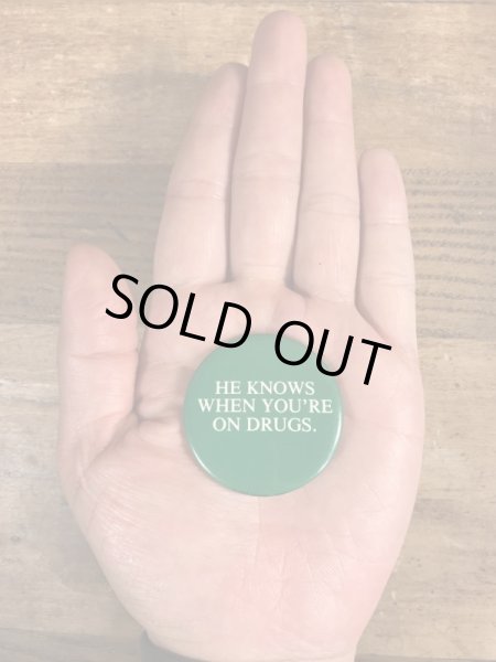 80年代頃のHe Knows When You're On Drugs.のメッセージが書かれたビンテージの缶バッジ