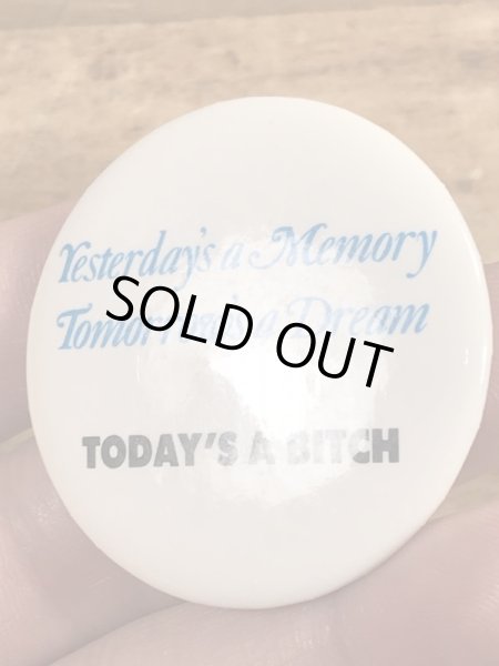 80'sのToday's A Bitchのメッセージが書かれたビンテージの缶バッジ