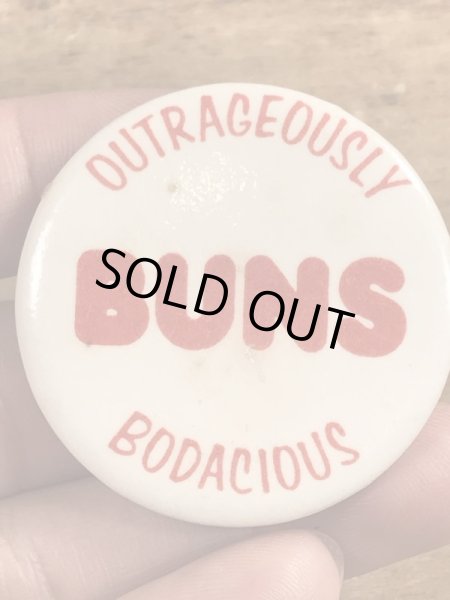 80年代頃のOutrageously Buns Bodaciousのメッセージが書かれたヴィンテージの缶バッチ
