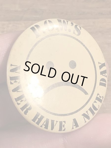 70年代頃のNever Have A Nice Dayのメッセージが書かれたビンテージの缶バッジ