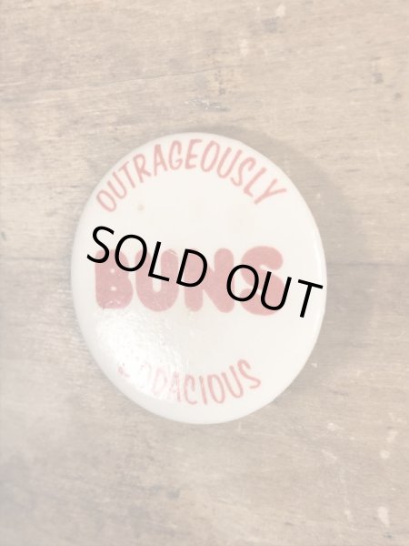 80'sのOutrageously Buns Bodaciousのメッセージが書かれたビンテージの缶バッジ