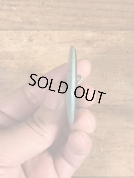 80年代頃のSo Many Men...So Few With Brainsのメッセージが書かれたヴィンテージの缶バッチ