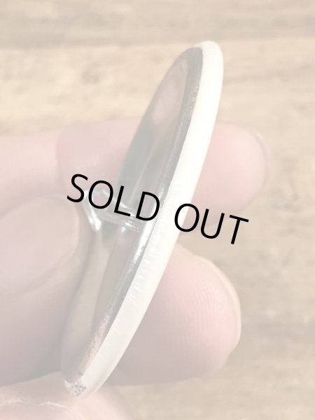 80'sのサンドラボイントンのイラストが描かれたヴィンテージの缶バッチ