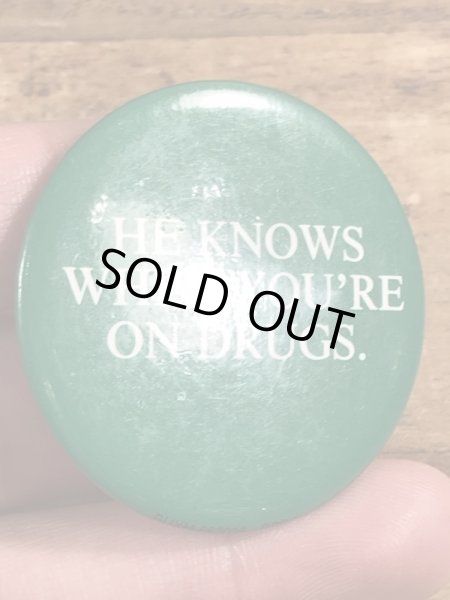 80年代頃のHe Knows When You're On Drugs.のメッセージが書かれたビンテージの缶バッジ