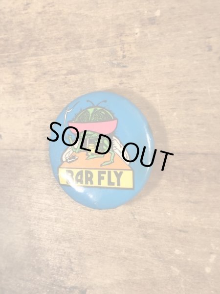 80'sのBar Flyのメッセージが書かれたヴィンテージの缶バッチ