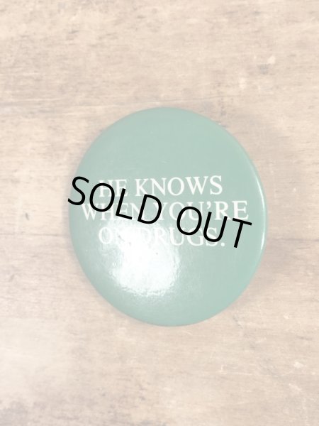 80'sのHe Knows When You're On Drugs.のメッセージが書かれたヴィンテージの缶バッチ