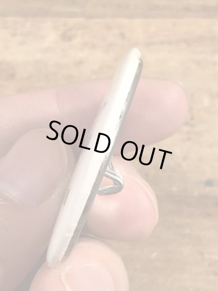 80年代頃のToday's A Bitchのメッセージが書かれたヴィンテージの缶バッチ