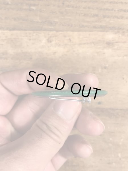 80'sのHe Knows When You're On Drugs.のメッセージが書かれたヴィンテージの缶バッチ