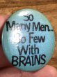 80年代頃のSo Many Men...So Few With Brainsのメッセージが書かれたヴィンテージの缶バッチ