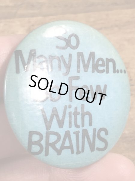 80年代頃のSo Many Men...So Few With Brainsのメッセージが書かれたヴィンテージの缶バッチ