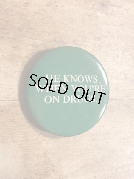 80年代頃のHe Knows When You're On Drugs.のメッセージが書かれたビンテージの缶バッジ