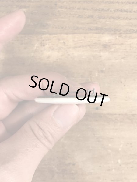 80'sのToday's A Bitchのメッセージが書かれたビンテージの缶バッジ