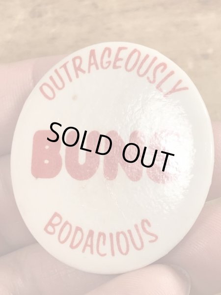 80'sのOutrageously Buns Bodaciousのメッセージが書かれたビンテージの缶バッジ