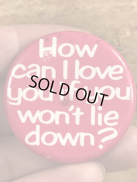 80年代頃のHow Can I Love You If You Won't Lie Down?のメッセージが書かれたヴィンテージの缶バッチ