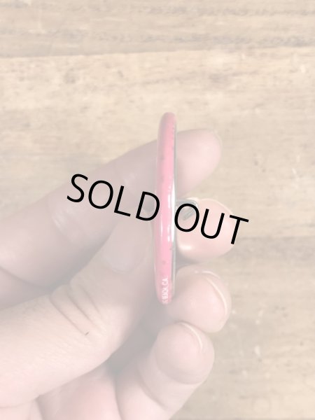 80年代頃のHow Can I Love You If You Won't Lie Down?のメッセージが書かれたヴィンテージの缶バッチ