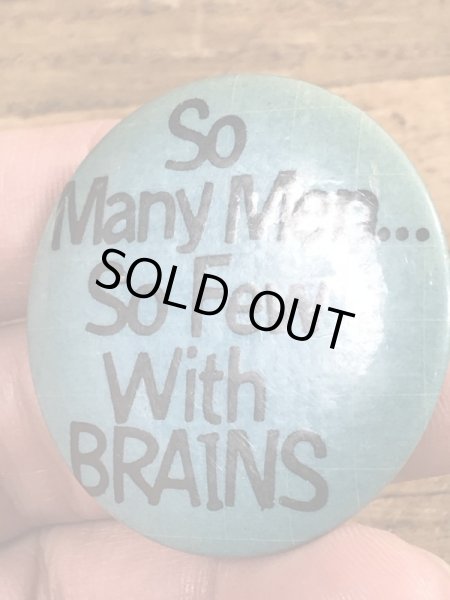 80'sのSo Many Men...So Few With Brainsのメッセージが書かれたビンテージの缶バッジ