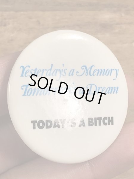 80年代頃のToday's A Bitchのメッセージが書かれたヴィンテージの缶バッチ