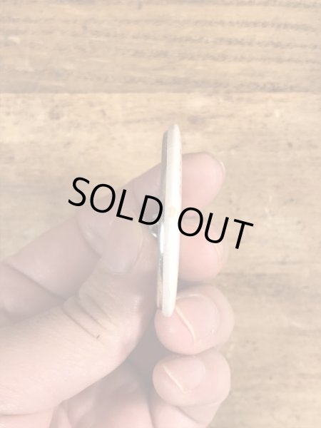 80年代頃のOutrageously Buns Bodaciousのメッセージが書かれたヴィンテージの缶バッチ