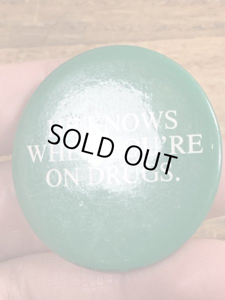 80'sのHe Knows When You're On Drugs.のメッセージが書かれたヴィンテージの缶バッチ