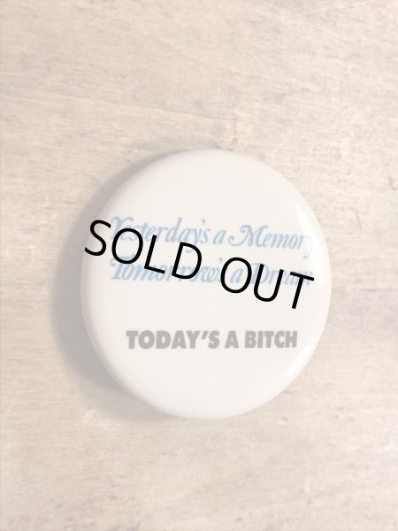 80年代頃のToday's A Bitchのメッセージが書かれたヴィンテージの缶バッチ