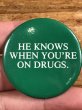 80年代頃のHe Knows When You're On Drugs.のメッセージが書かれたビンテージの缶バッジ
