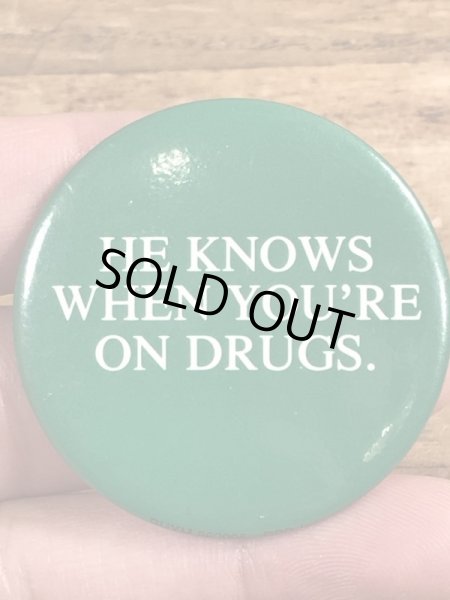 80年代頃のHe Knows When You're On Drugs.のメッセージが書かれたビンテージの缶バッジ