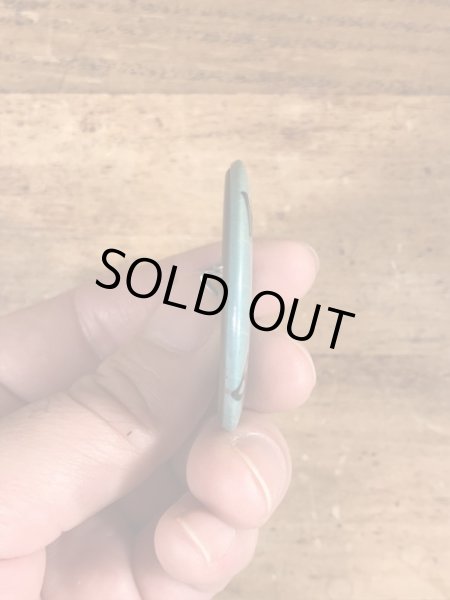 80年代頃のSo Many Men...So Few With Brainsのメッセージが書かれたヴィンテージの缶バッチ