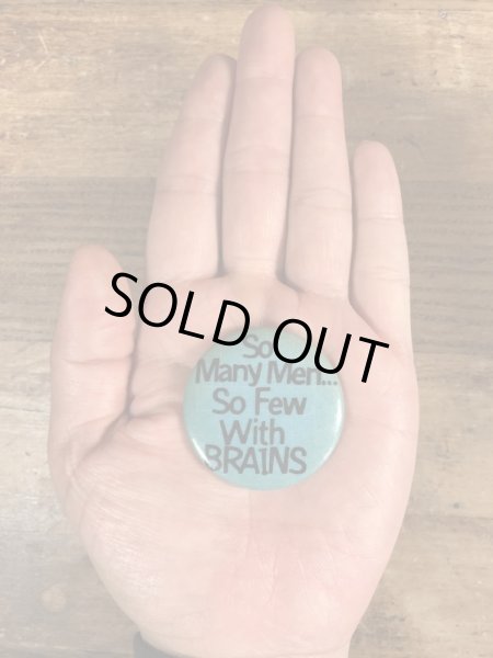 80年代頃のSo Many Men...So Few With Brainsのメッセージが書かれたヴィンテージの缶バッチ