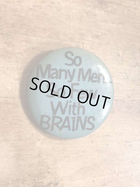 80年代頃のSo Many Men...So Few With Brainsのメッセージが書かれたヴィンテージの缶バッチ