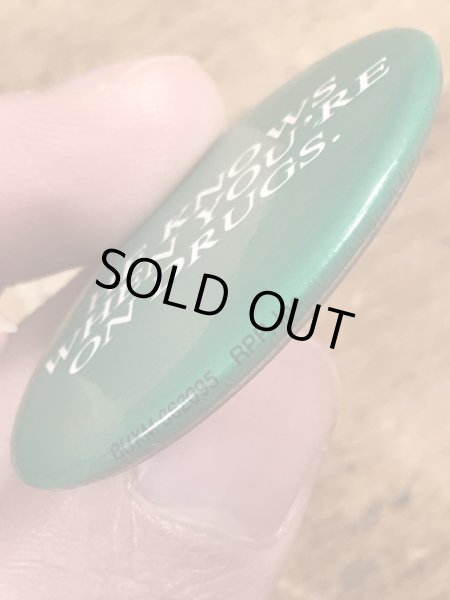 80'sのHe Knows When You're On Drugs.のメッセージが書かれたヴィンテージの缶バッチ