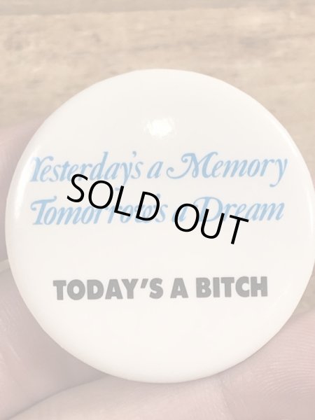 80年代頃のToday's A Bitchのメッセージが書かれたヴィンテージの缶バッチ