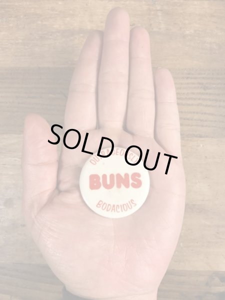 80年代頃のOutrageously Buns Bodaciousのメッセージが書かれたヴィンテージの缶バッチ