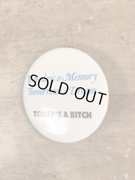 80'sのToday's A Bitchのメッセージが書かれたビンテージの缶バッジ