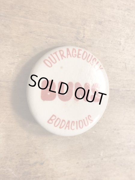 80年代頃のOutrageously Buns Bodaciousのメッセージが書かれたヴィンテージの缶バッチ