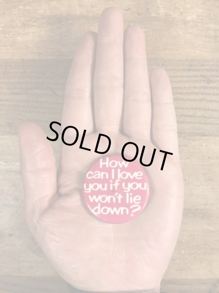 80年代頃のHow Can I Love You If You Won't Lie Down?のメッセージが書かれたヴィンテージの缶バッチ